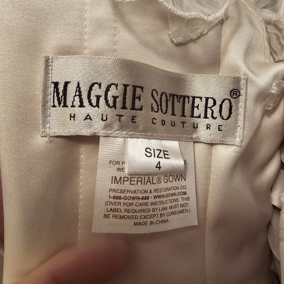 Wedding dress - Picture 16 of 16